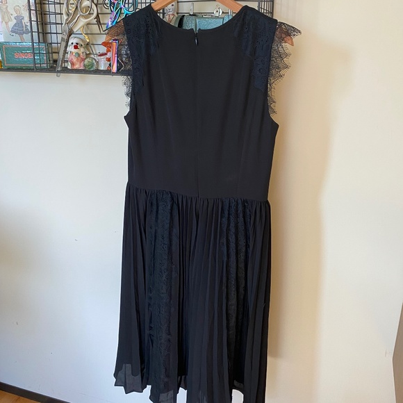Pleated dress with lace detailing - Picture 5 of 6
